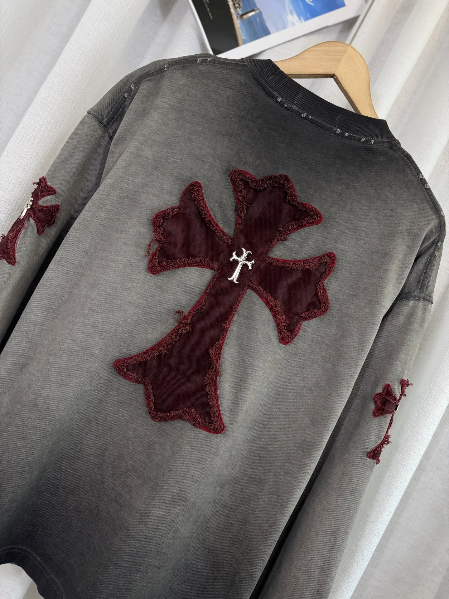 P260 ch high version Chrome Hearts 2025 new autumn and winter cross patch washed spray horse slip long-sleeved T-shirt, fabric: 26 double yarns, 320 grams weight, Angora red thread weaving, heavy wash water ➕ fried color + spray horse slip Printing process: patch embroidery, secondary color spray horse slip process Color: gray, red Size: S M L XL Style number: 5159